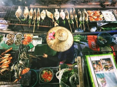 Ein asiatischer Street-Food-Stand von oben mit verschiedenen Fischen und Meeresfrüchten.